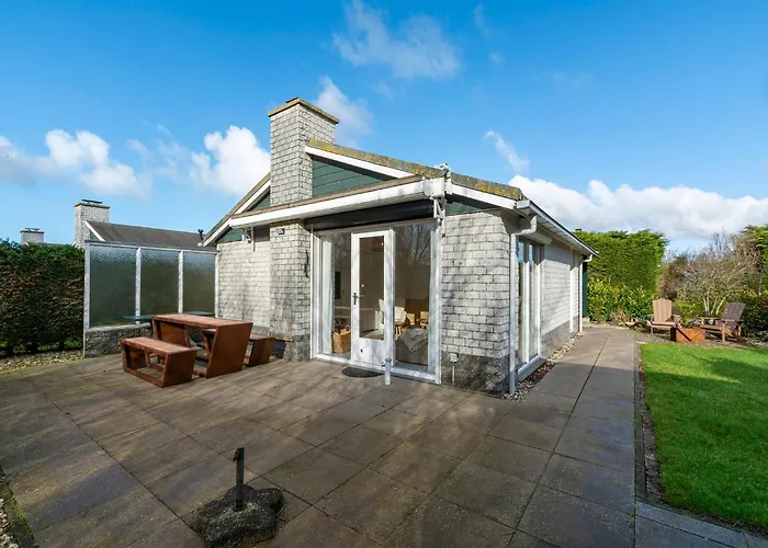 Near With Pool Petten