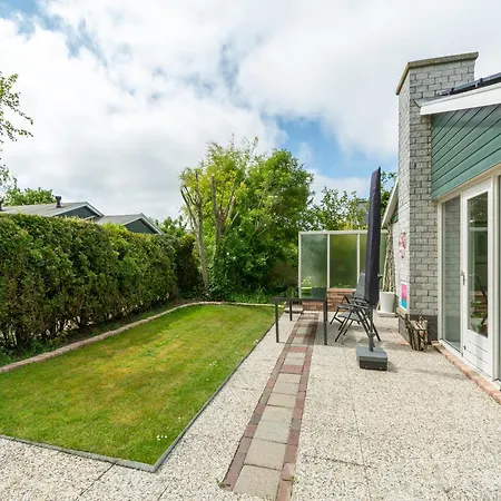 Vakantiehuis Near With Pool